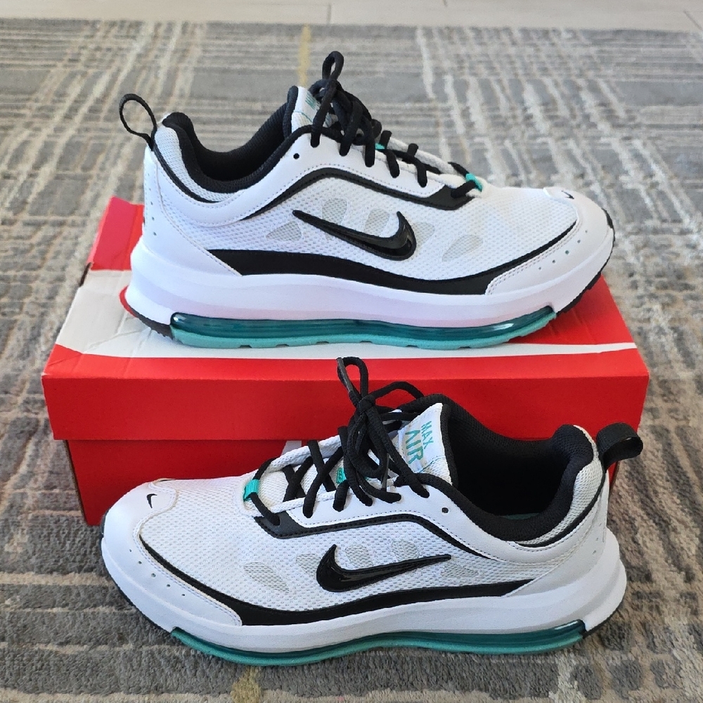 Nike Air Max AP Sz: 9.5
